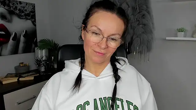 Snapshot of HelenLuxx chatting on January 26, 10:34 am HelenLuxx online show from January 26, 10:34 am