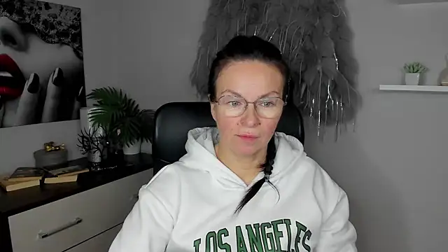 Snapshot of HelenLuxx chatting on January 27, 6:41 am HelenLuxx online show from January 27, 6:41 am