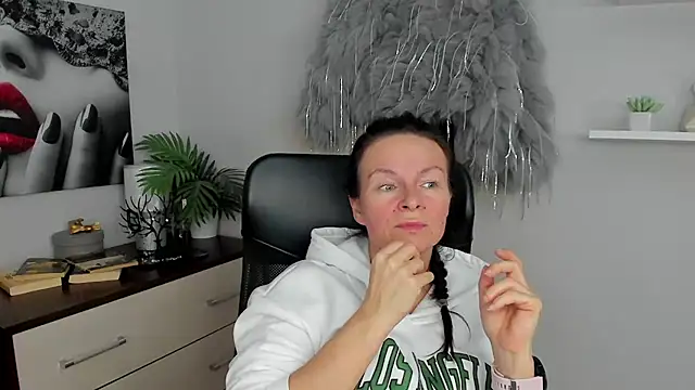 Snapshot of HelenLuxx chatting on January 27, 1:09 pm HelenLuxx online show from January 27, 1:09 pm