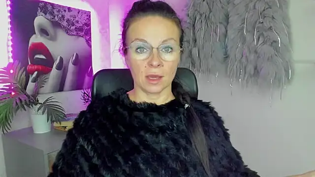 Snapshot of HelenLuxx chatting on October 9, 5:44 pm HelenLuxx online show from October 9, 5:44 pm