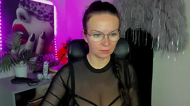 HelenLuxx online show from February 19, 4:03 pm