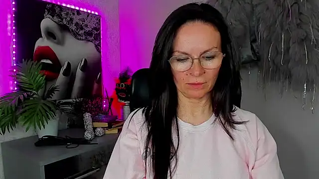 HelenLuxx online show from April 21, 4:12 pm