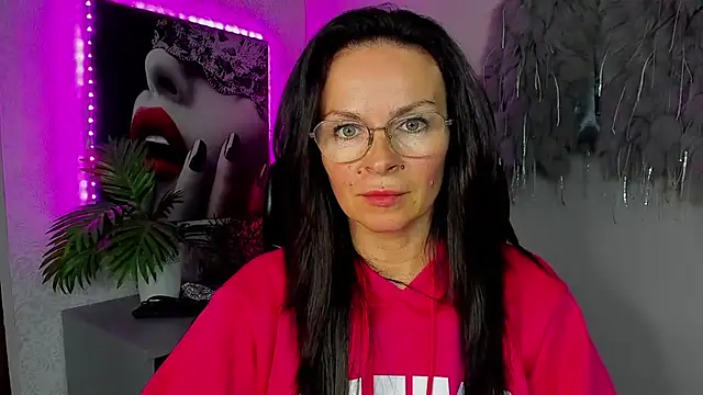 HelenLuxx online show from April 22, 5:25 pm