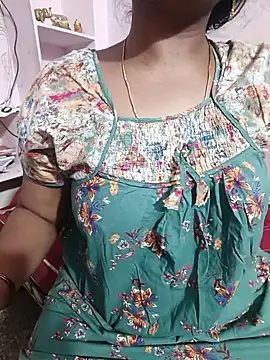 Snapshot of louise92 chatting on June 16, 8:33 pm louise92 online show from June 16, 8:33 pm