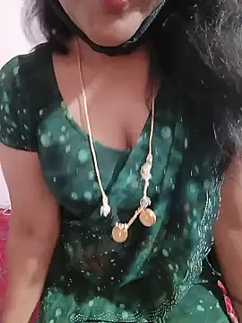 Snapshot of louise92 chatting on July 6, 8:22 am louise92 online show from July 6, 8:22 am