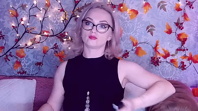 Snapshot of EllianaReese chatting on October 29, 2:58 am EllianaReese online show from October 29, 2:58 am