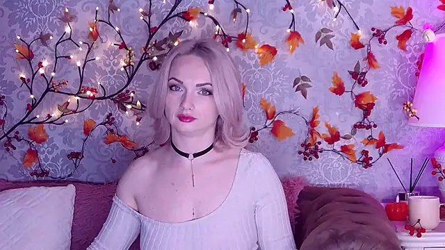 Snapshot of EllianaReese chatting on November 4, 2:43 am EllianaReese online show from November 4, 2:43 am