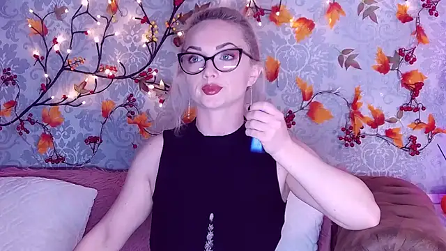 Snapshot of EllianaReese chatting on November 19, 4:01 am EllianaReese online show from November 19, 4:01 am