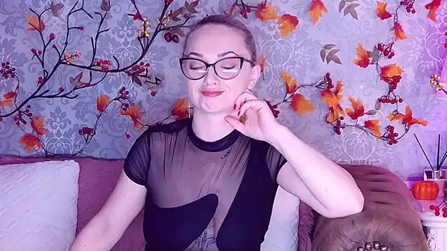 Snapshot of EllianaReese chatting on November 29, 3:42 am EllianaReese online show from November 29, 3:42 am