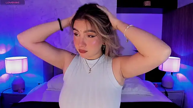 Snapshot of SamantaBone chatting on January 14, 8:48 pm SamantaBone online show from January 14, 8:48 pm