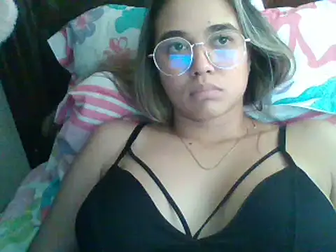 Snapshot of trianabell chatting on December 13, 7:43 pm trianabell online show from December 13, 7:43 pm