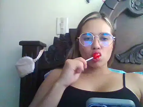 Snapshot of trianabell chatting on December 14, 6:30 pm trianabell online show from December 14, 6:30 pm
