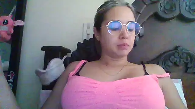 Snapshot of trianabell chatting on February 20, 6:57 pm trianabell online show from February 20, 6:57 pm