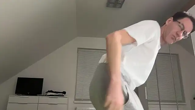 Snapshot of zxzx_cam1 chatting on February 13, 4:36 pm zxzx cam1 online show from February 13, 4:36 pm