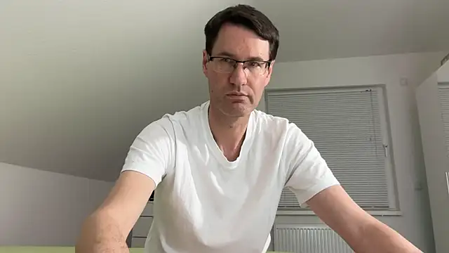 Snapshot of zxzx_cam1 chatting on March 17, 4:10 pm zxzx cam1 online show from March 17, 4:10 pm