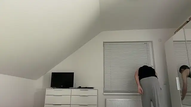 Snapshot of zxzx_cam1 chatting on March 20, 4:12 pm zxzx cam1 online show from March 20, 4:12 pm