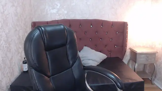Snapshot of charlottemoonxz chatting on February 24, 11:09 pm charlottemoonxz online show from February 24, 11:09 pm