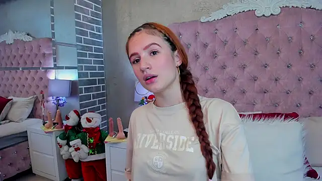 Snapshot of AdelaineBest chatting on December 18, 3:47 am AdelaineBest online show from December 18, 3:47 am