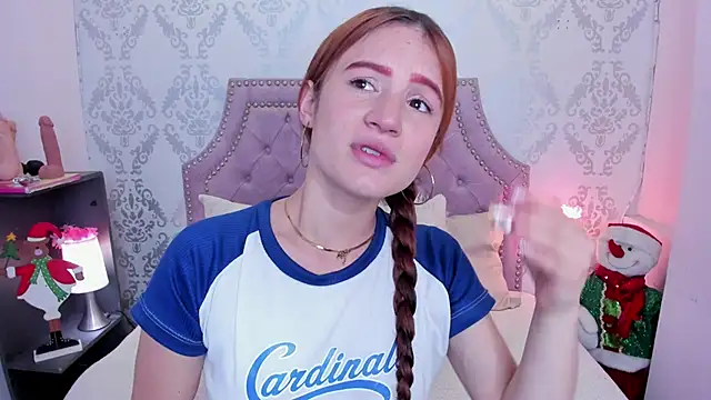 Snapshot of AdelaineBest chatting on December 19, 6:01 am AdelaineBest online show from December 19, 6:01 am