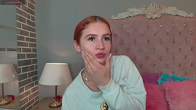Snapshot of AdelaineBest chatting on September 24, 4:38 am AdelaineBest online show from September 24, 4:38 am