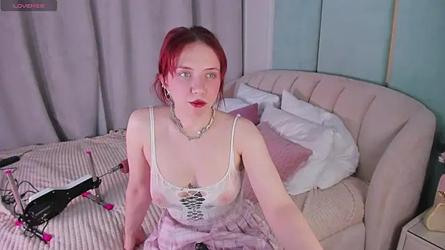 Snapshot of Love_is_Lola chatting on January 9, 7:10 am Love is Lola online show from January 9, 7:10 am