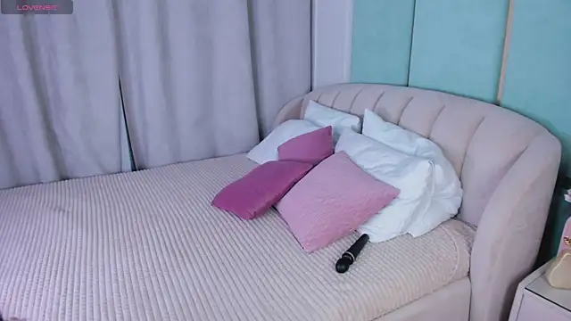 Snapshot of Love_is_Lola chatting on January 10, 1:21 am Love is Lola online show from January 10, 1:21 am