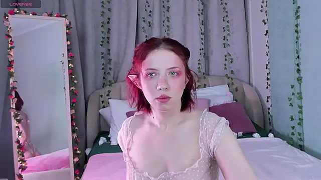 Snapshot of Love_is_Lola chatting on February 8, 1:11 am Love is Lola online show from February 8, 1:11 am