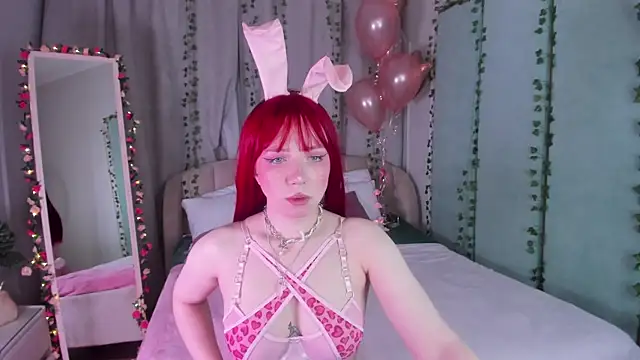 Snapshot of Love_is_Lola chatting on February 14, 1:13 am Love is Lola online show from February 14, 1:13 am