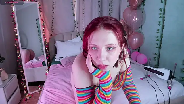 Snapshot of Love_is_Lola chatting on February 21, 7:23 am Love is Lola online show from February 21, 7:23 am