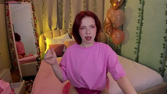 Snapshot of Love_is_Lola chatting on February 27, 1:16 am Love is Lola online show from February 27, 1:16 am