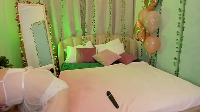 Snapshot of Love_is_Lola chatting on March 1, 1:11 am Love is Lola online show from March 1, 1:11 am