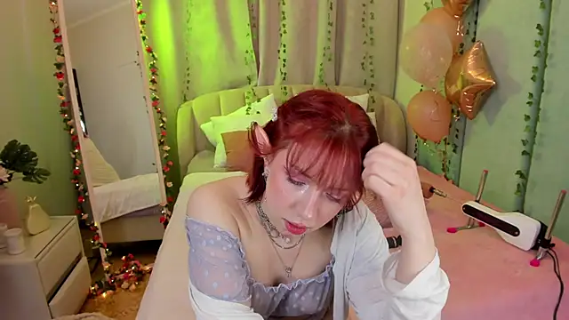 Snapshot of Love_is_Lola chatting on March 4, 4:17 am Love is Lola online show from March 4, 4:17 am