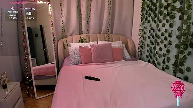 Snapshot of Love_is_Lola chatting on October 21, 12:11 am Love is Lola online show from October 21, 12:11 am