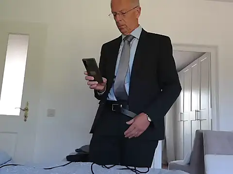 Snapshot of maxmueller321 chatting on June 24, 8:24 am maxmueller321 online show from June 24, 8:24 am