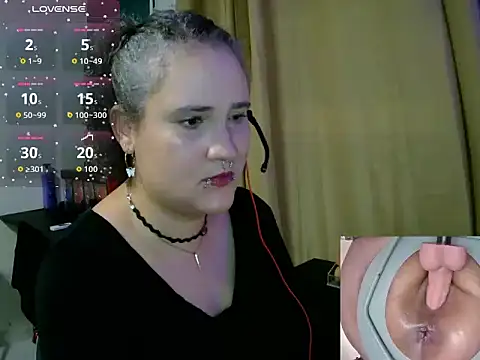 Snapshot of lolalicious_758 chatting on May 10, 12:38 am lolalicious 758 online show from May 10, 12:38 am