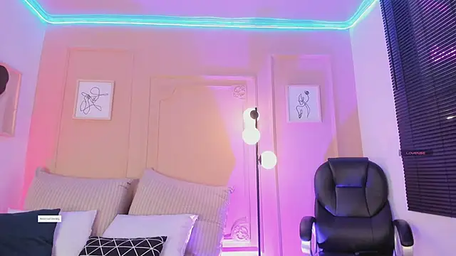 sofi bakerr online show from April 21, 11:38 am