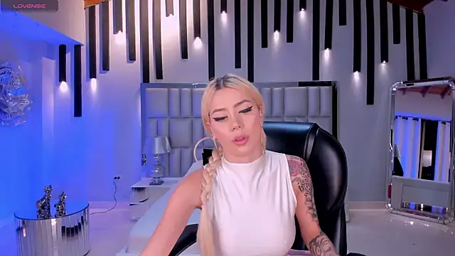 HannaConnor  online show from April 21, 2:15 am