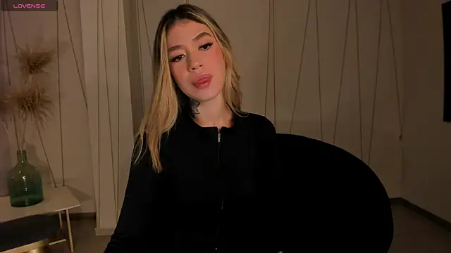 ViolettHansson online show from January 9, 11:35 am