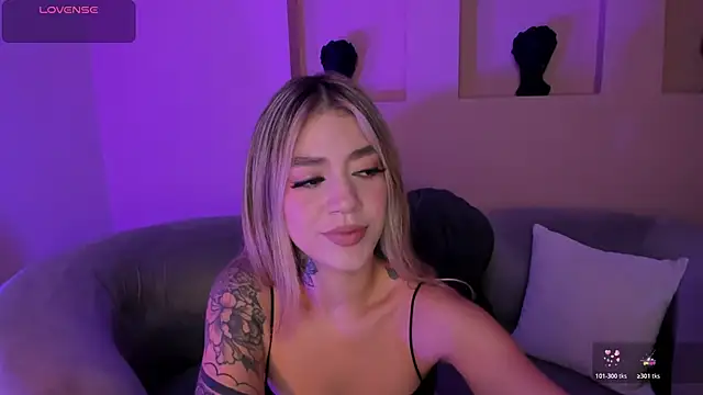 Snapshot of ViolettHansson chatting on May 2, 10:31 am ViolettHansson online show from May 2, 10:31 am