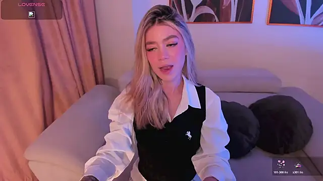 Snapshot of ViolettHansson chatting on May 30, 10:01 am ViolettHansson online show from May 30, 10:01 am