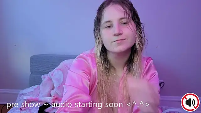 Snapshot of Glitch_Witch chatting on May 9, 11:10 pm Glitch Witch online show from May 9, 11:10 pm