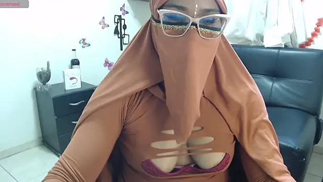 Snapshot of Aaliyah_brown chatting on January 12, 11:39 am Aaliyah brown online show from January 12, 11:39 am