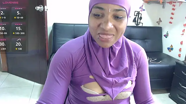 Snapshot of Aaliyah_brown chatting on February 14, 2:12 pm Aaliyah brown online show from February 14, 2:12 pm