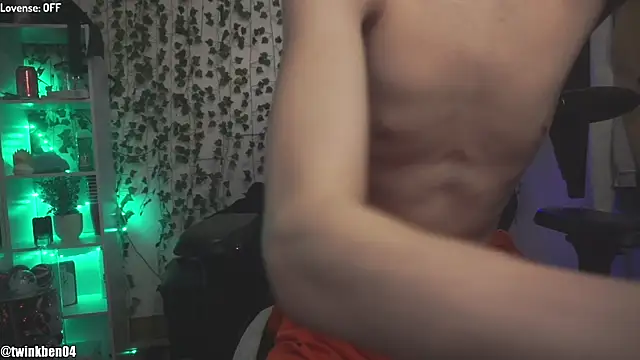 Snapshot of twinkben chatting on November 16, 3:34 am twinkben online show from November 16, 3:34 am