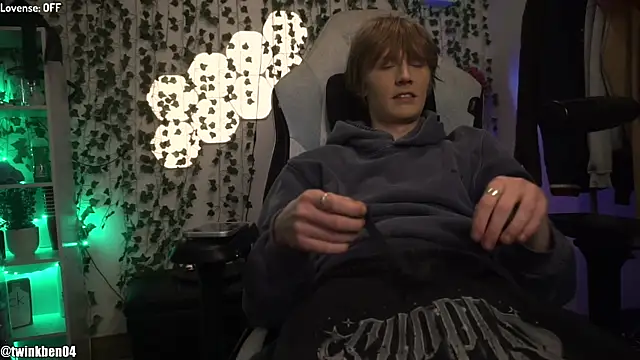 Snapshot of twinkben chatting on December 14, 9:08 pm twinkben online show from December 14, 9:08 pm