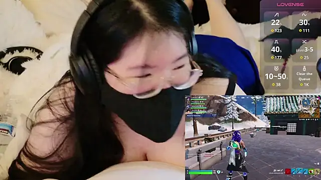 Snapshot of Kara-Nuna chatting on December 8, 11:35 am Kara-Nuna online show from December 8, 11:35 am