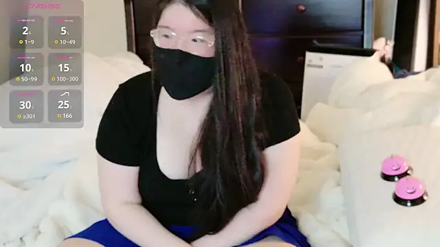 Snapshot of Kara-Nuna chatting on February 5, 7:39 am Kara-Nuna online show from February 5, 7:39 am