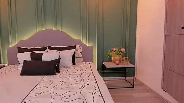 IrisBaker online show from December 22, 5:42 pm