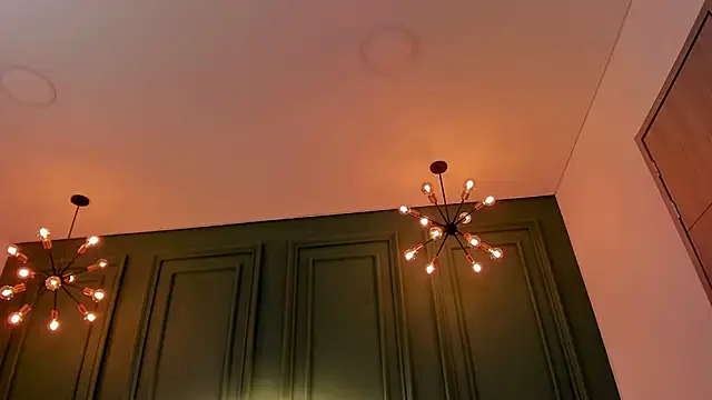 IrisBaker online show from January 5, 9:03 pm