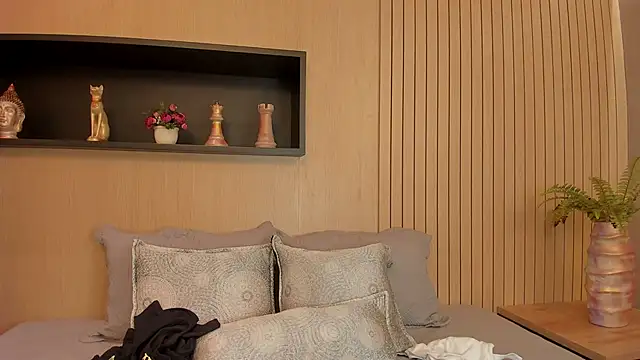 IrisBaker online show from March 19, 10:31 pm